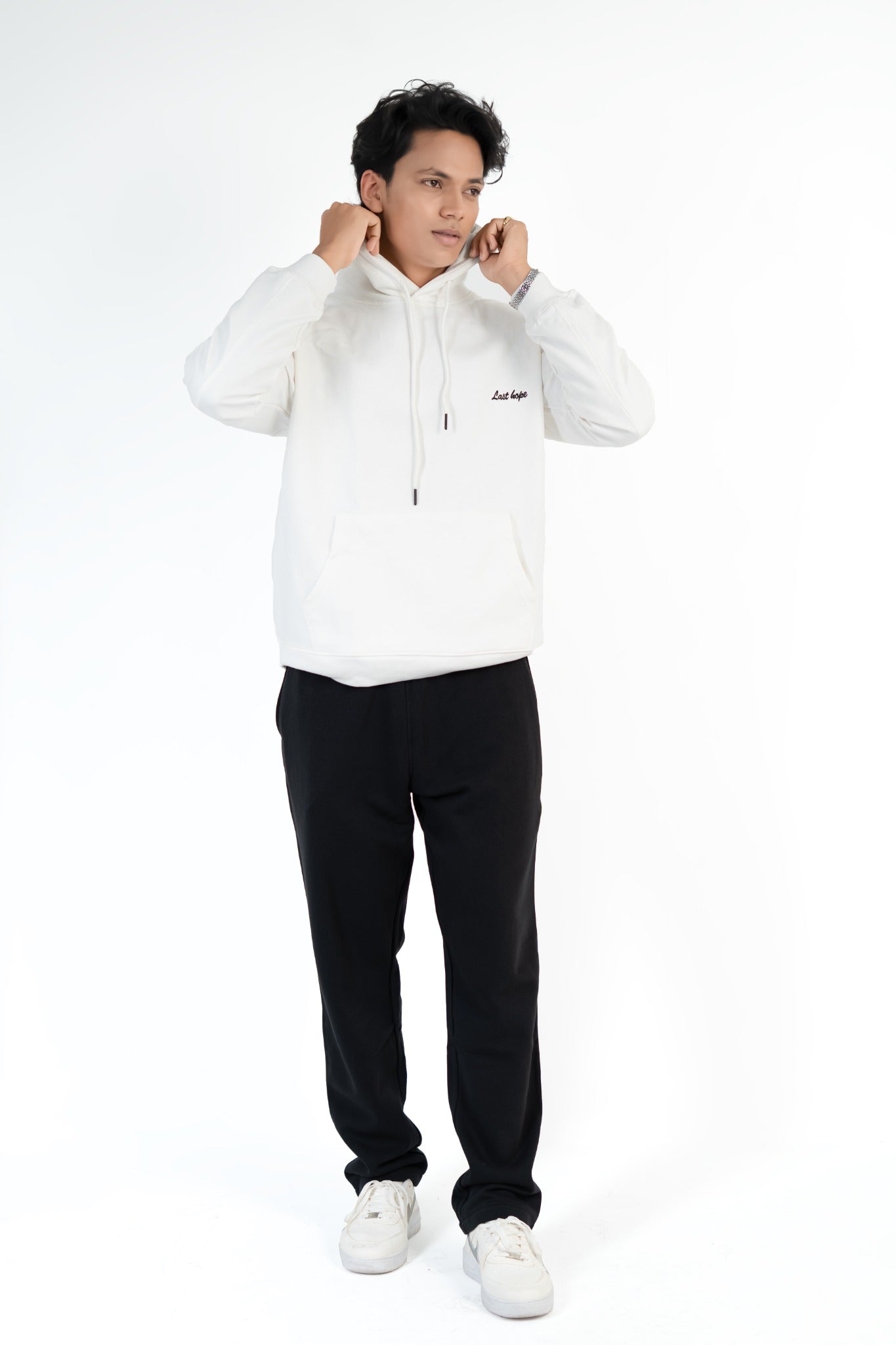 Man i Levarel Freipons Last Hope Ivory herrhoodie – helkroppsbild
